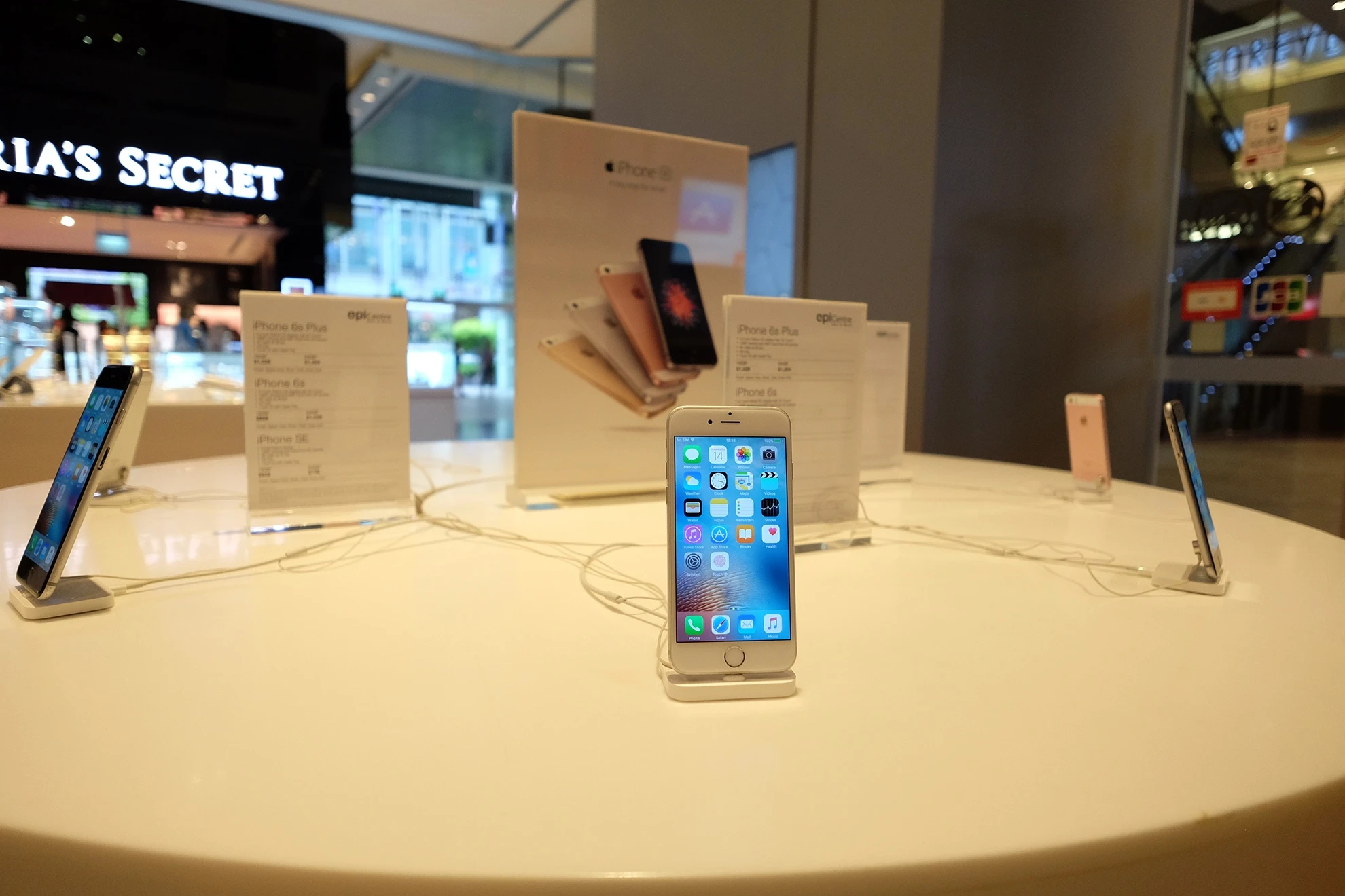 Xep hang mua iPhone 7 o Singapore anh 6