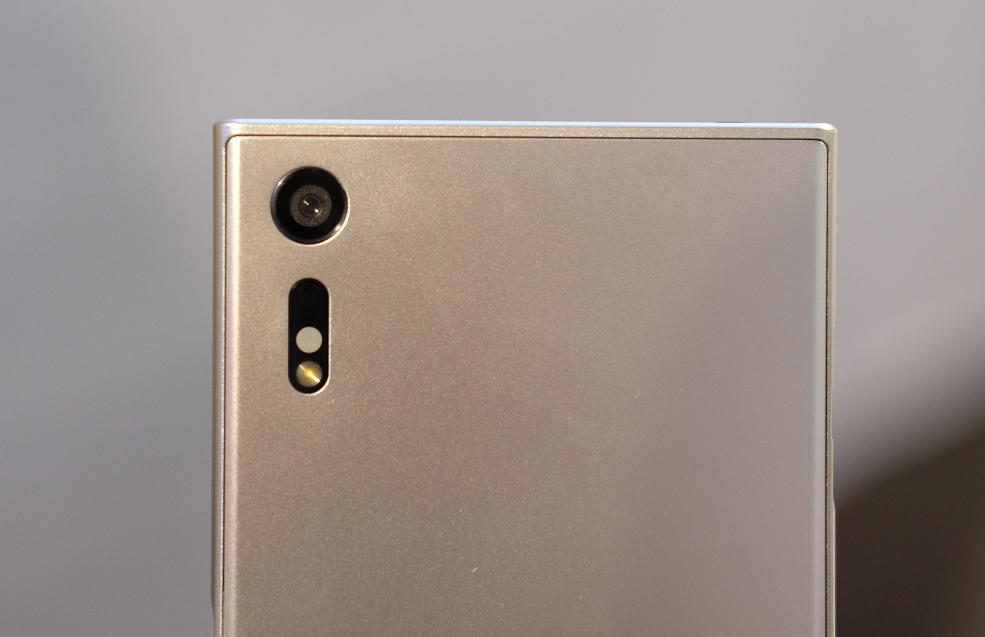 Sony Xperia XZ gia anh 6