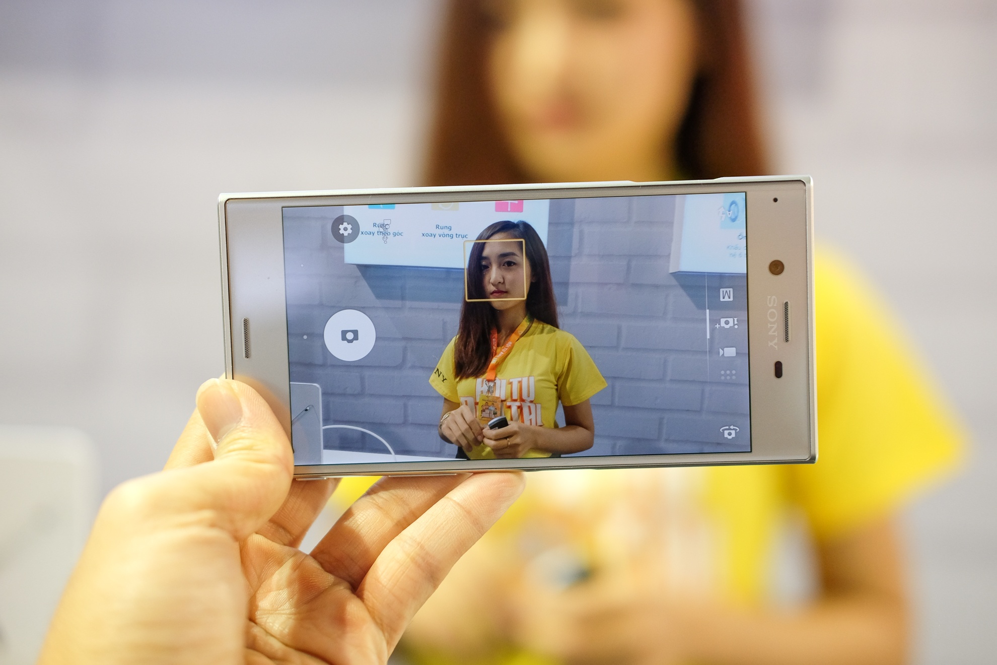 Sony Xperia XZ gia anh 10