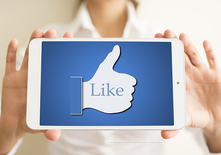 Infographic: Dang status len Facebook luc nao de nhieu like? hinh anh