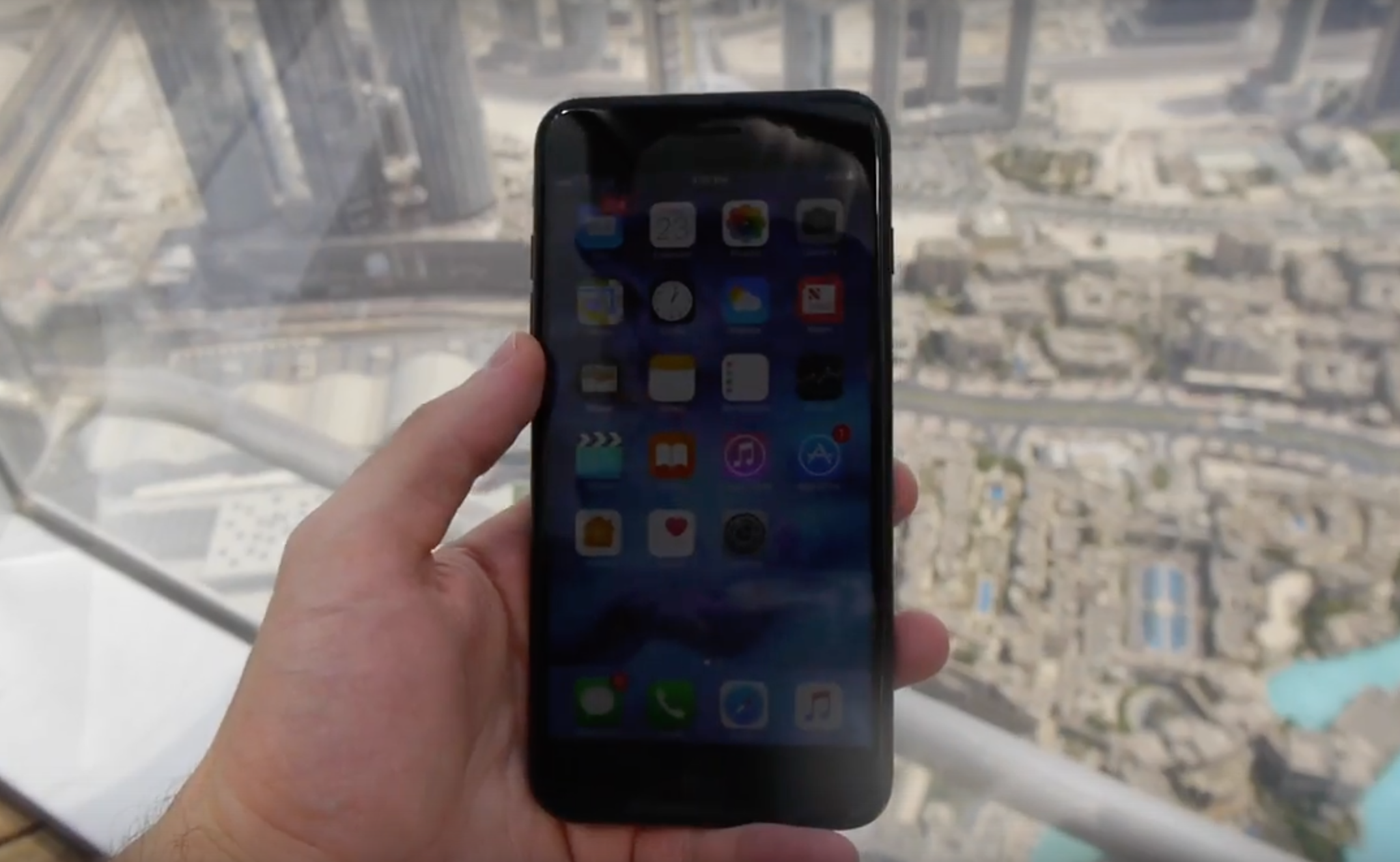 Nem iPhone 7 Plus tu toa nha cao nhat the gioi hinh anh