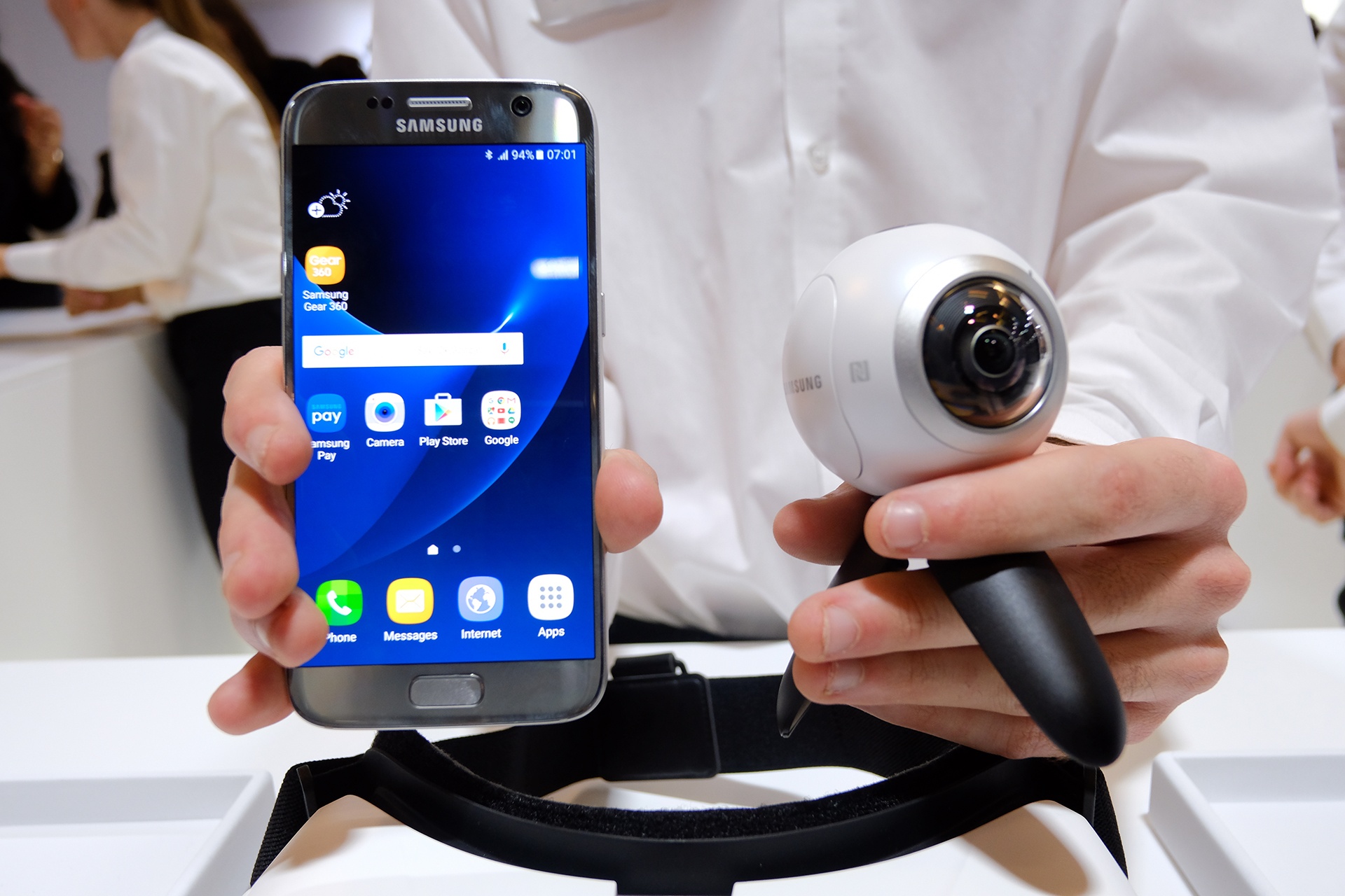 Camera Samsung Gear 360 len ke tai VN voi gia 6,9 trieu dong hinh anh