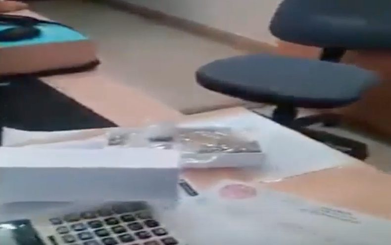 Video khach hang khui hop iPhone 6S Plus ben trong chua toan da hinh anh