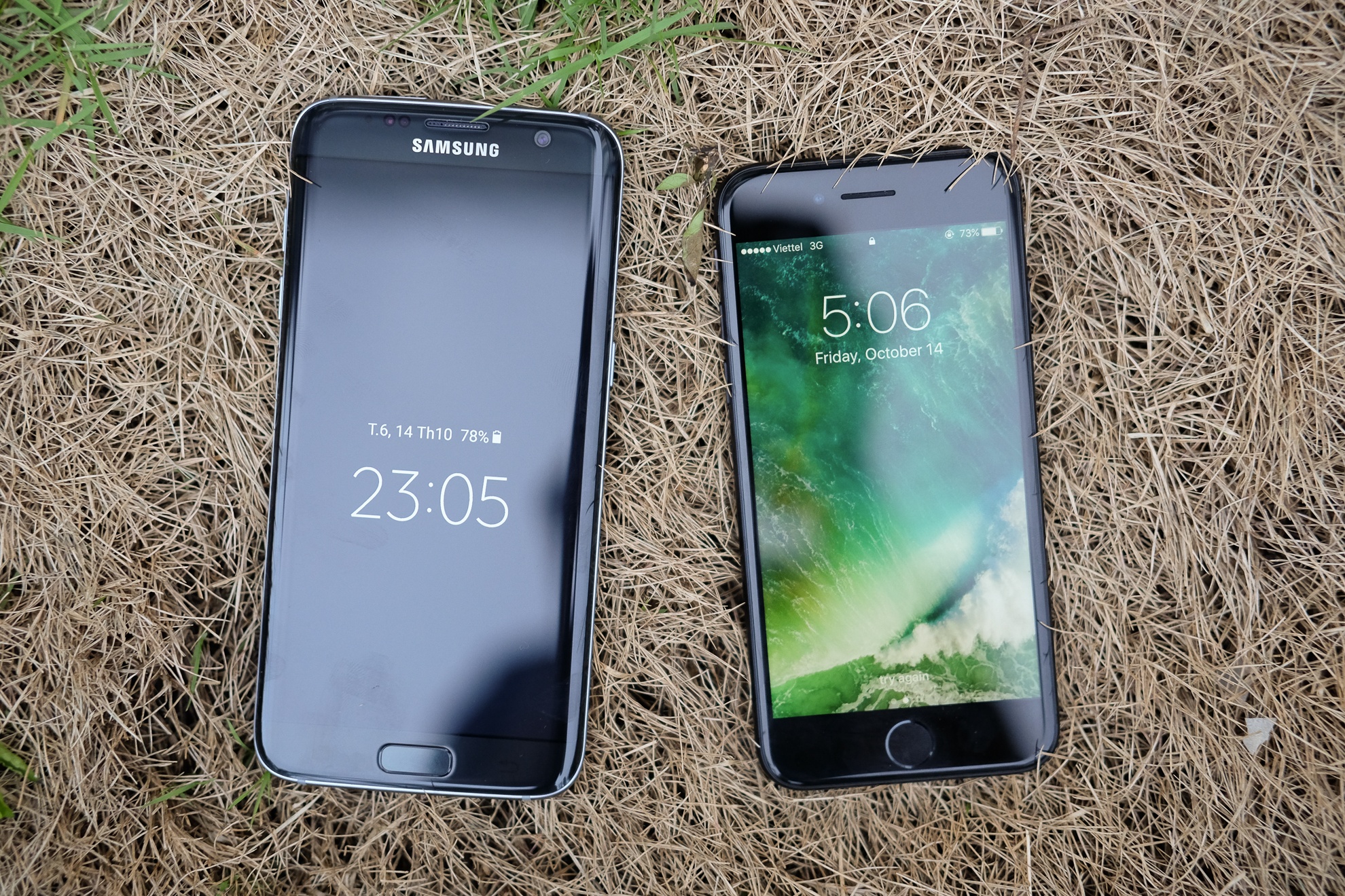 Phien ban mau den cua Galaxy S7 edge va iPhone 7 do dang hinh anh