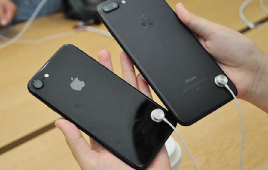 Xong vao cua hang cuop 19 chiec iPhone trong 1 phut 30 giay hinh anh