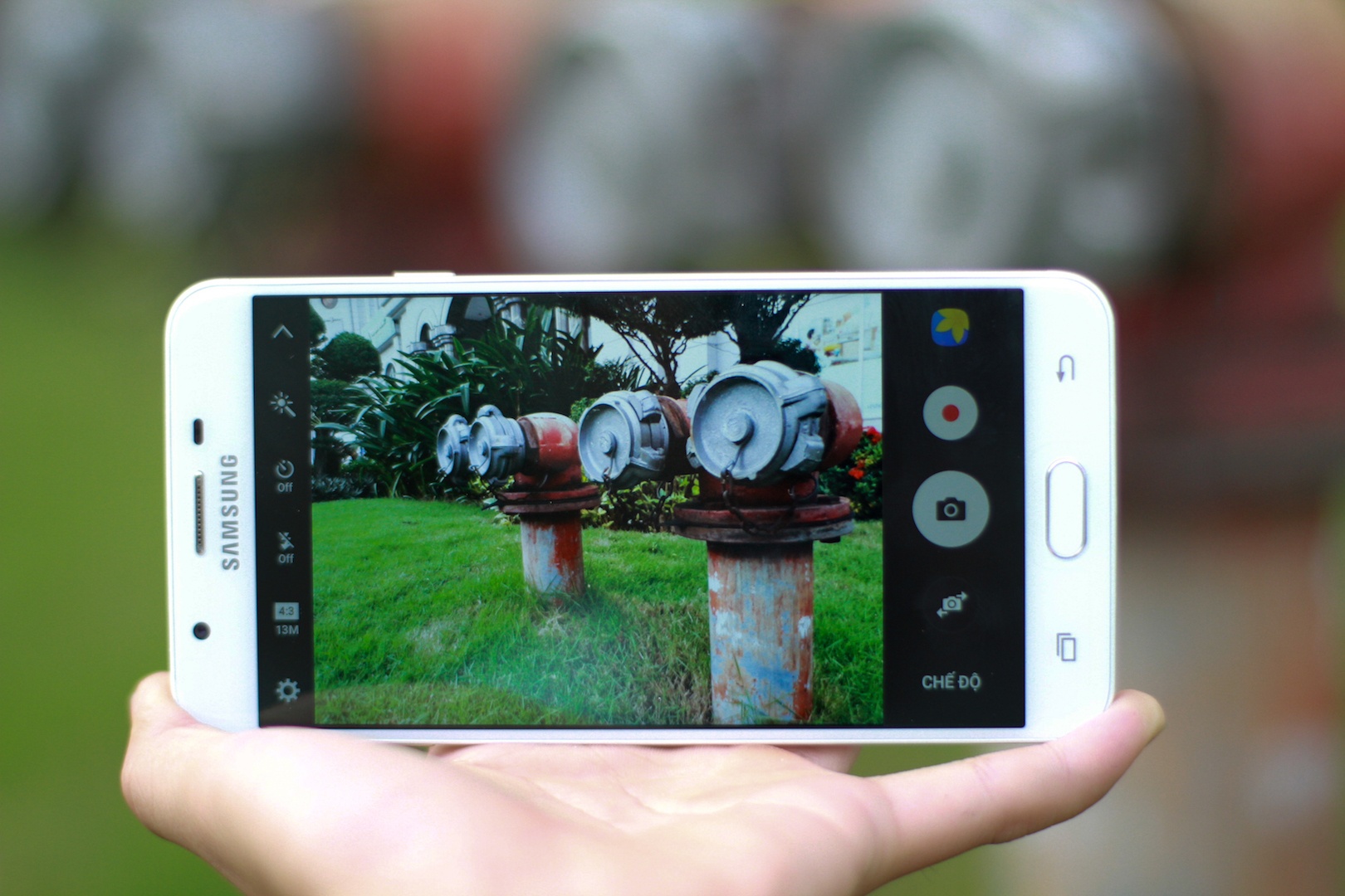 5 smartphone tam trung ban chay nhat anh 1