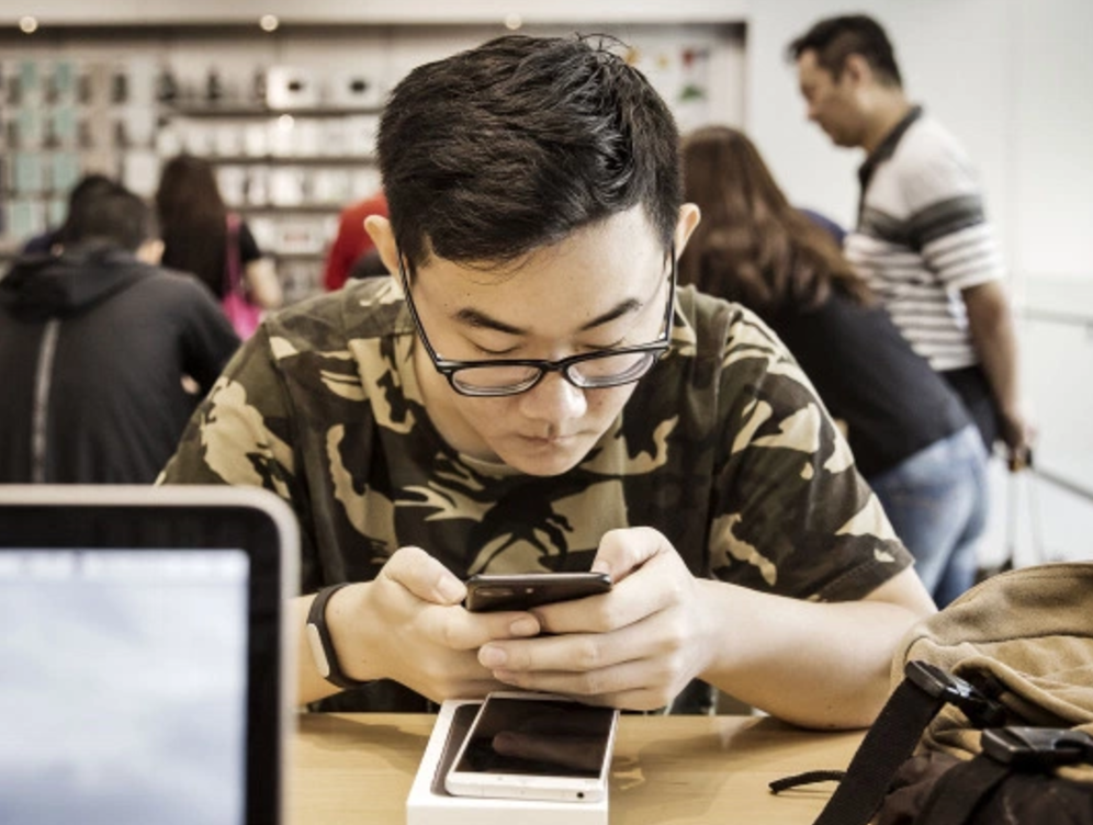 Nguoi Trung Quoc dua nhau do may cu len iPhone 7 hinh anh