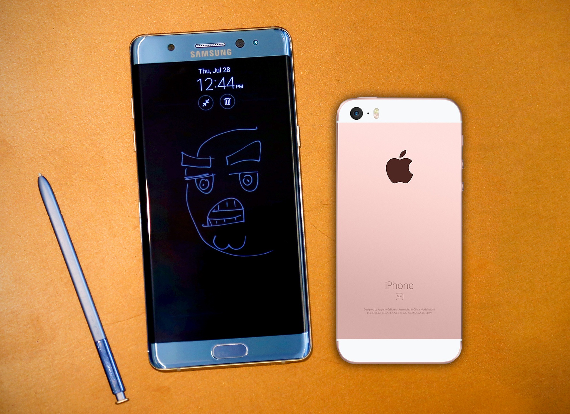 Nam buon cua Galaxy Note 7 va iPhone SE hinh anh