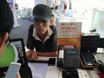 Mang gan 22 trieu tien le di mua iPhone 7 chinh hang vi khong yeu ai hinh anh