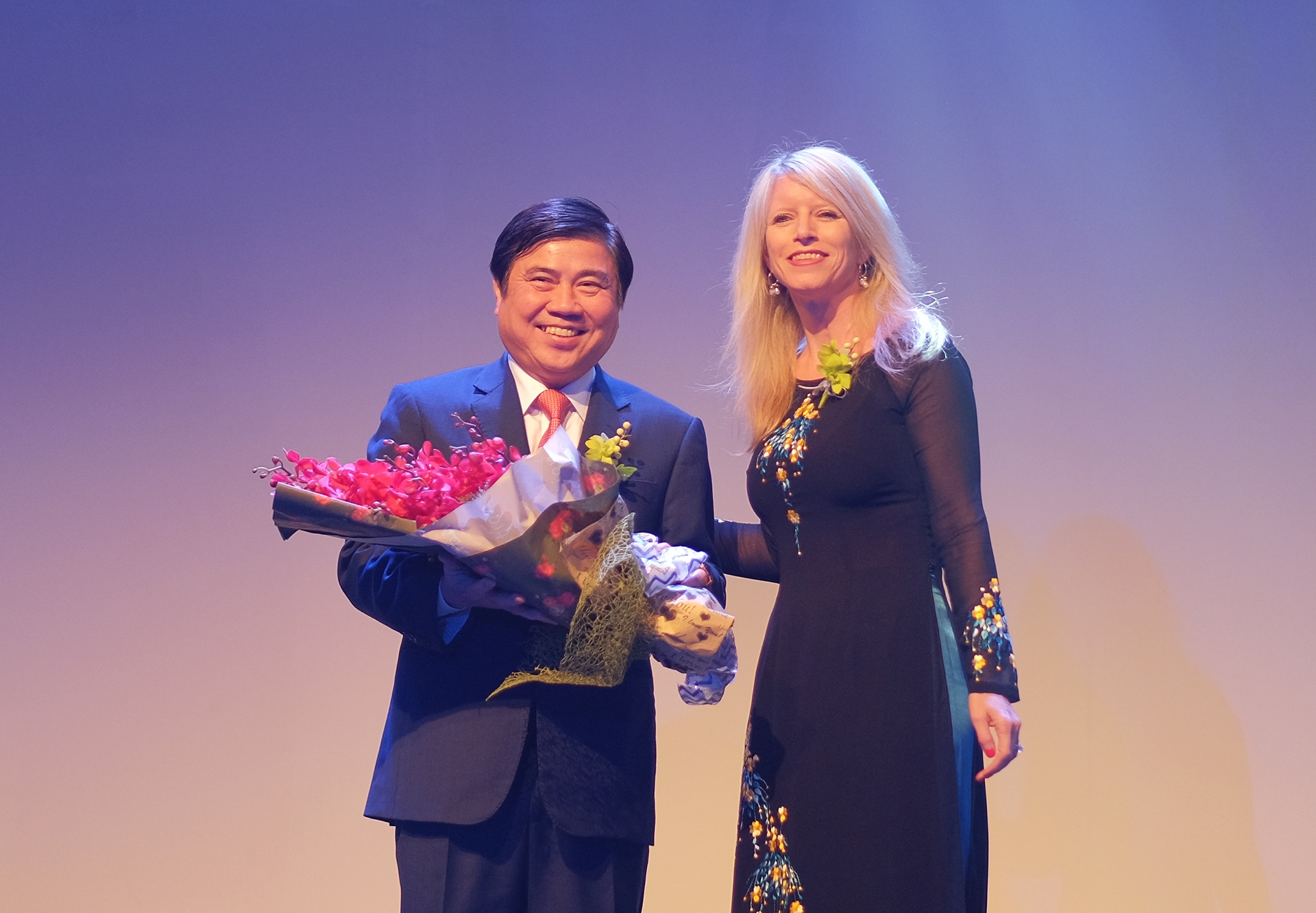 uu dai toi da de Intel tiep tuc dau tu nha may anh 2