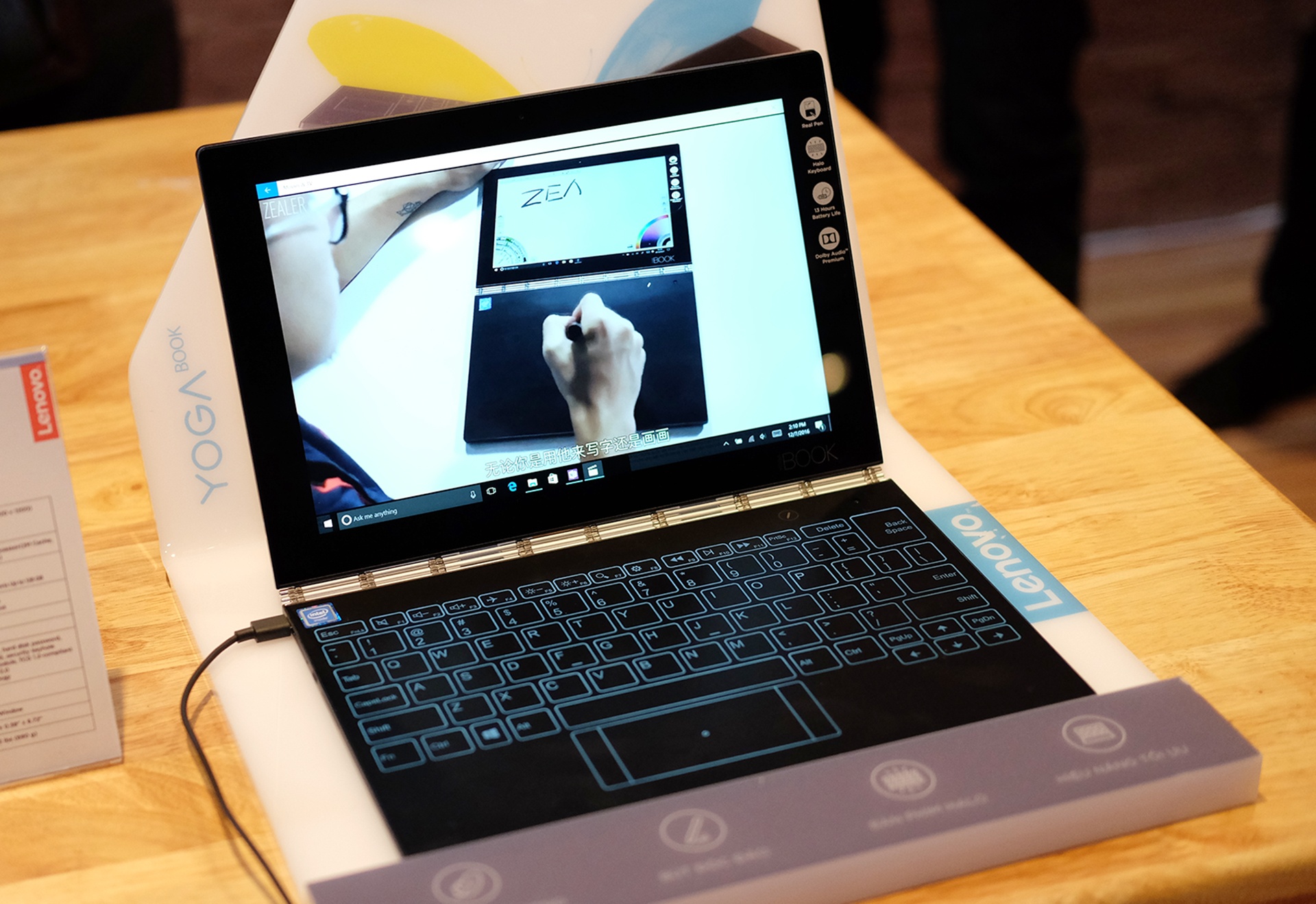 Lenovo Yoga Book va Phab2 Pro anh 2