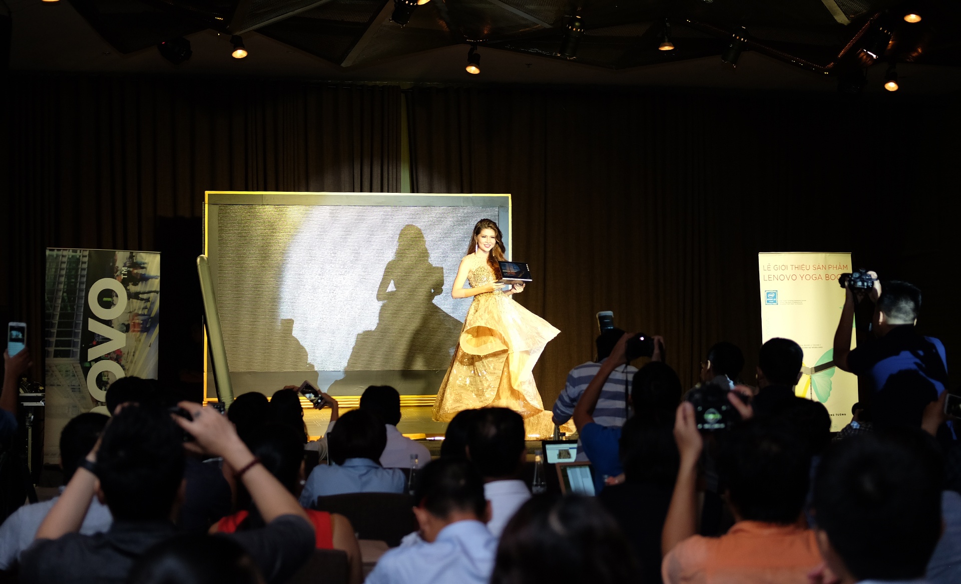 Lenovo Yoga Book va Phab2 Pro anh 1