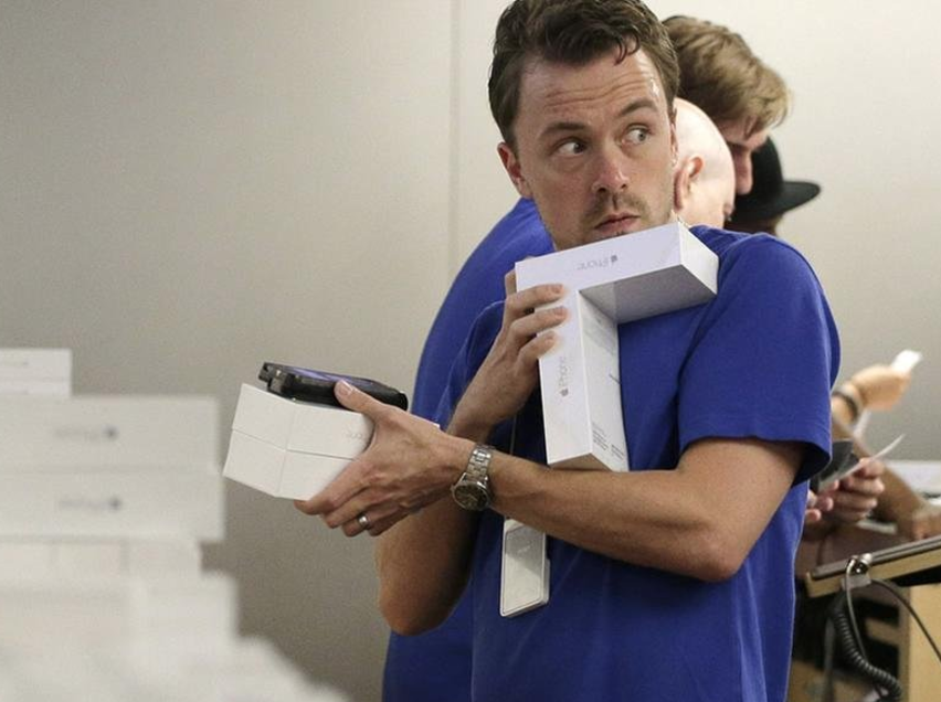 Nhan vien Apple Store than troi vi loi iPhone 6S hinh anh