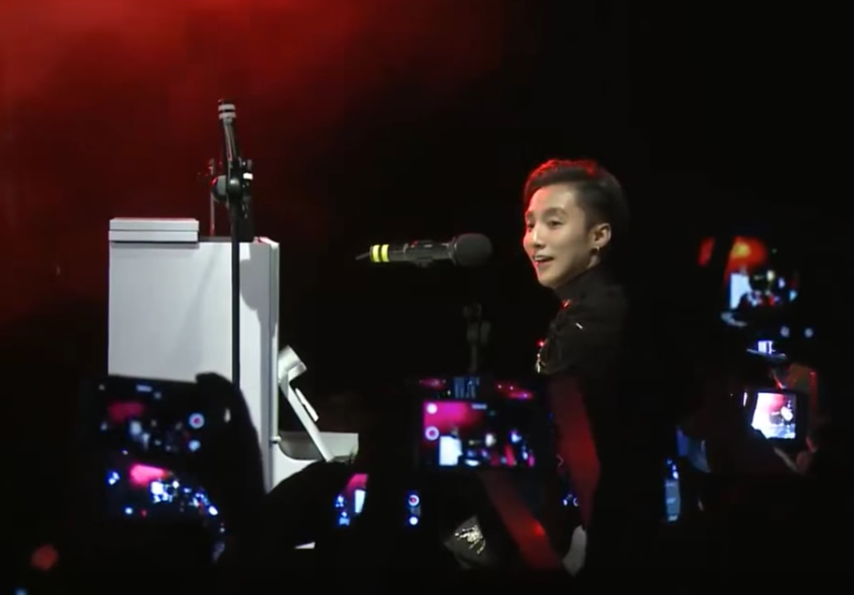 Rung smartphone livestream bua vay Son Tung hinh anh