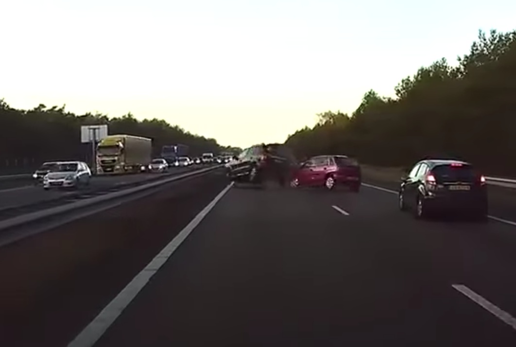 Xe Tesla tu doan truoc tai nan tham khoc tren duong hinh anh