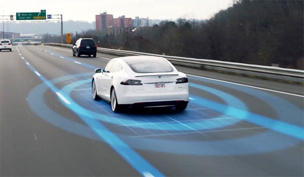 Xe Tesla gay kinh ngac khi doan truoc tai nan chua xay ra hinh anh