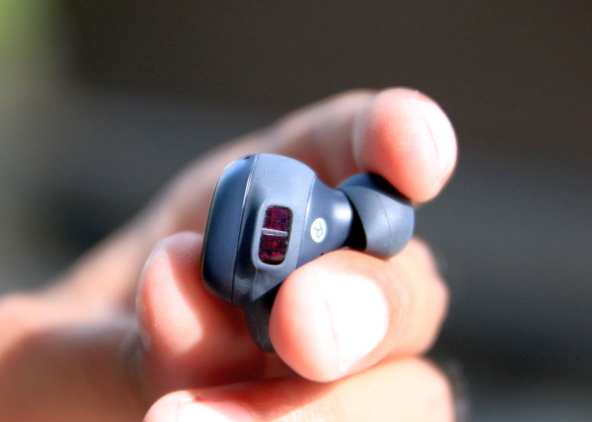 Samsung dang lam tai nghe giong AirPods cho Galaxy S8 hinh anh