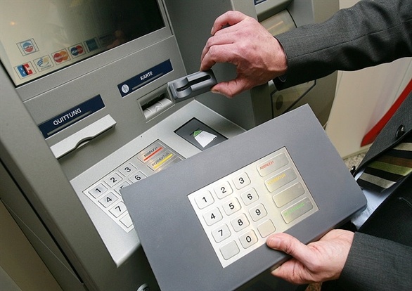 Lat tay chieu tro danh cap tien tu ATM o TP.HCM hinh anh