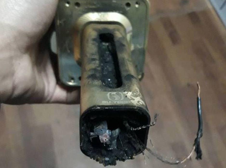 Mic hat karaoke phat no trong dem o cua hang hinh anh