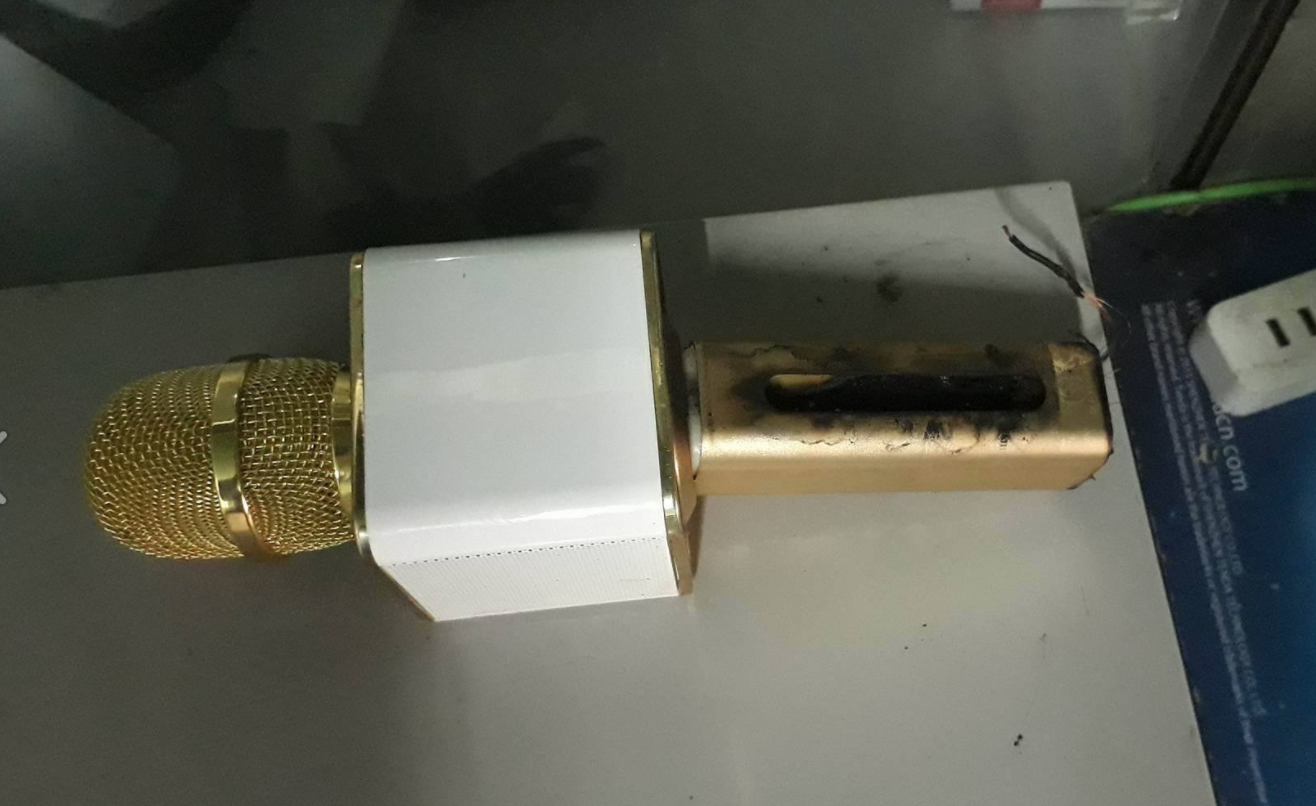 Micro karaoke cam tay phat no khi dang sac o Ha Tinh hinh anh