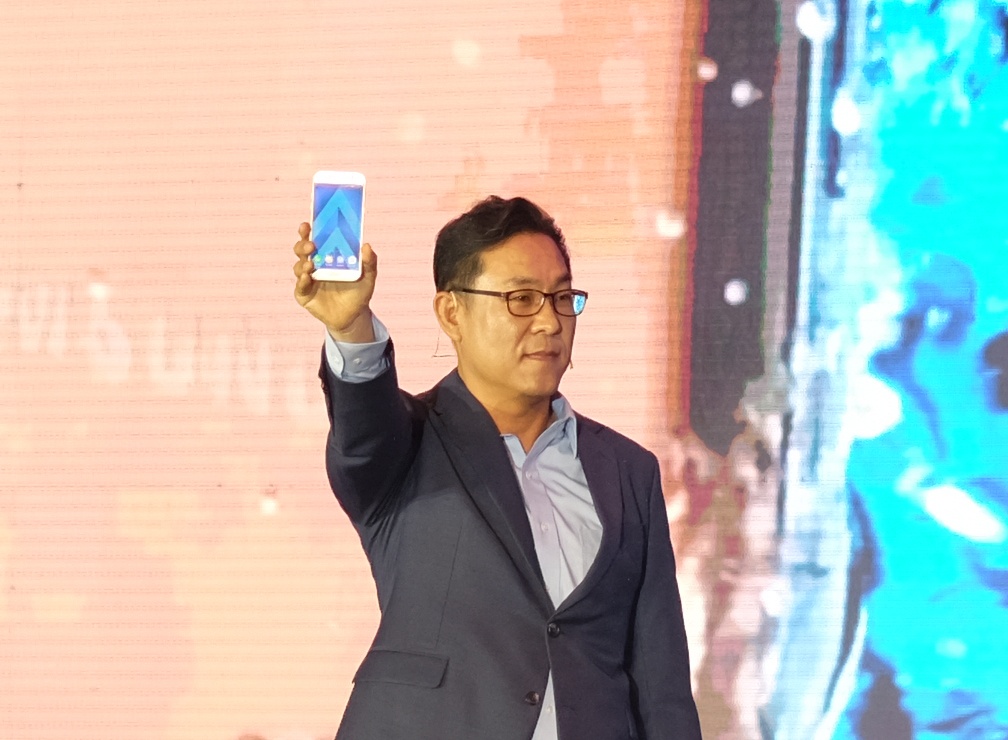 Samsung ram ro ra mat Galaxy A: Not thang sau Note 7? hinh anh