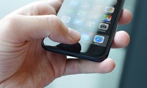 Apple co the bo cam bien van tay tren iPhone 8 hinh anh