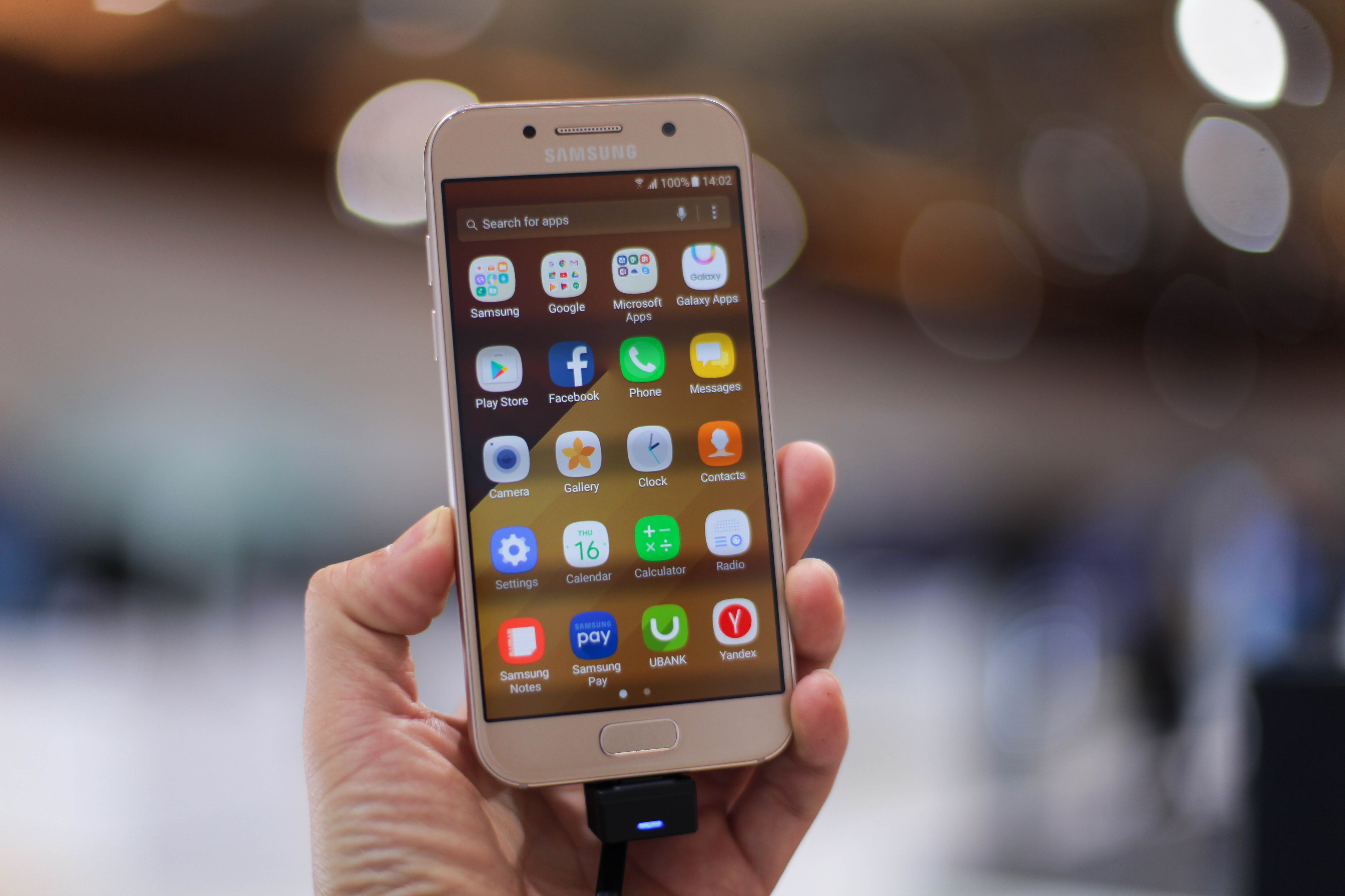 Galaxy A3 2017 len ke o Viet Nam, gia 6,49 trieu dong hinh anh