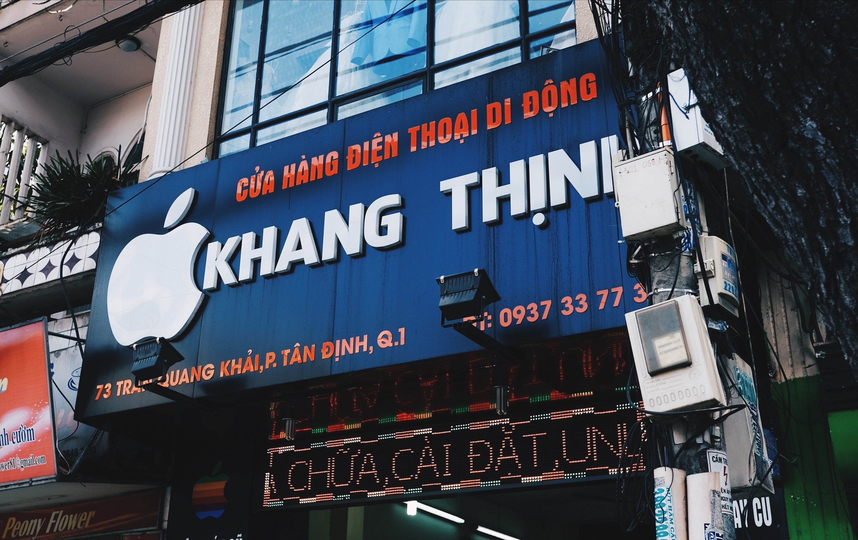 Cua hang kinh doanh iPhone anh 4