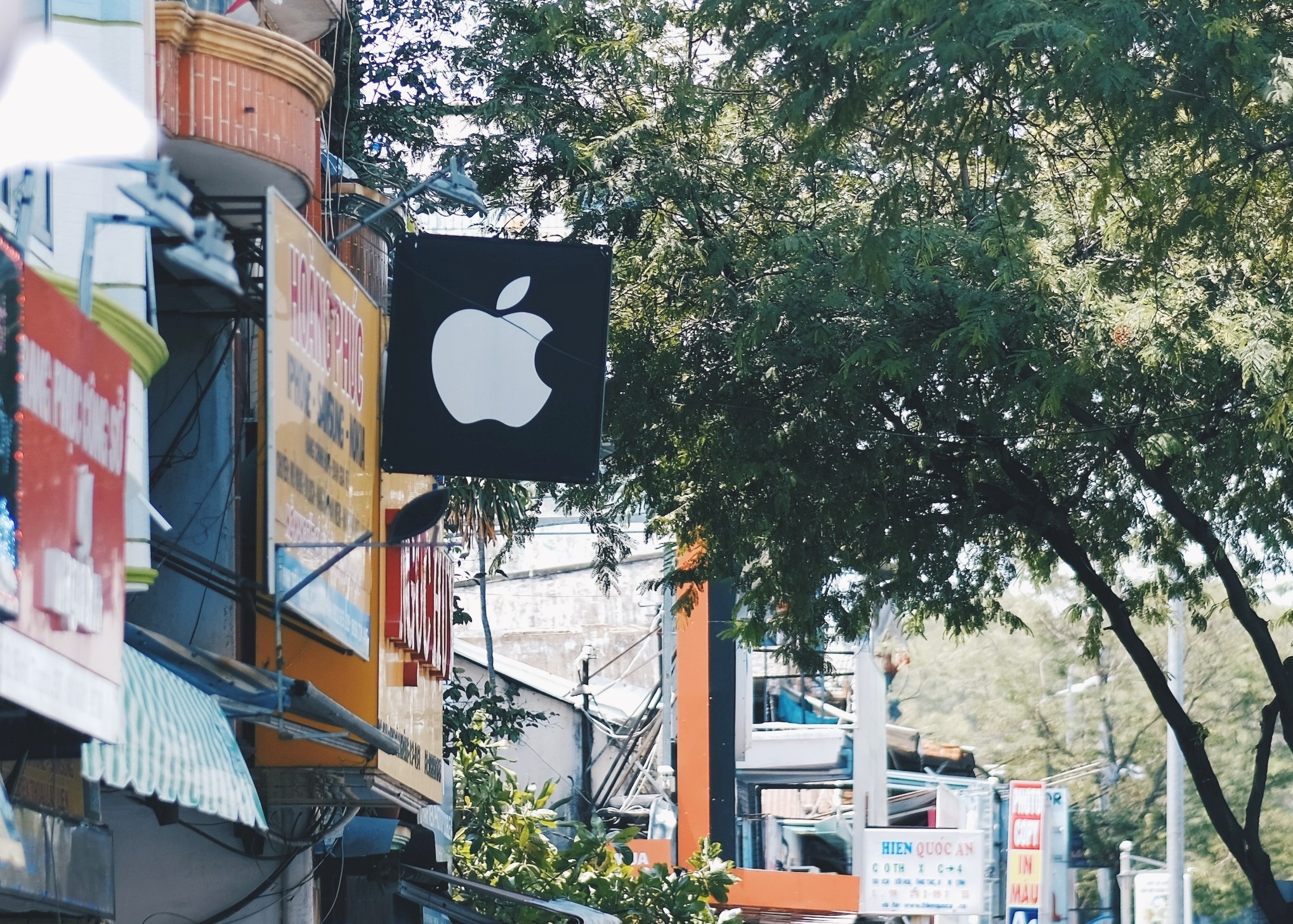 Logo Apple, iPhone tran ngap pho di dong Sai Gon hinh anh