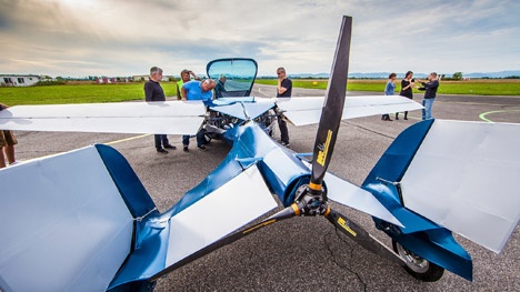 Xe bay AeroMobil 3.0 o chau Au hinh anh