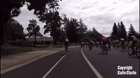 Drone bat ngo ha do van tay dua xe dap hinh anh