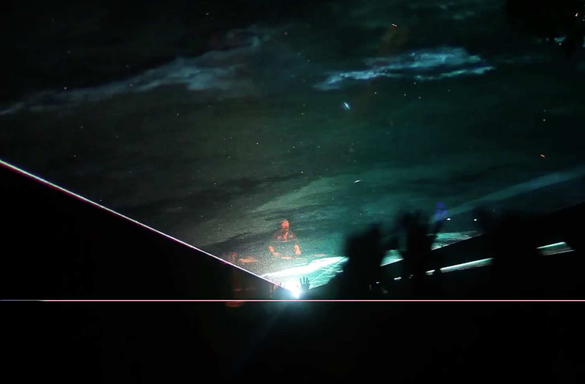 Canon 5D Mark II bi chet cam bien vi den laser o Dan Mach hinh anh