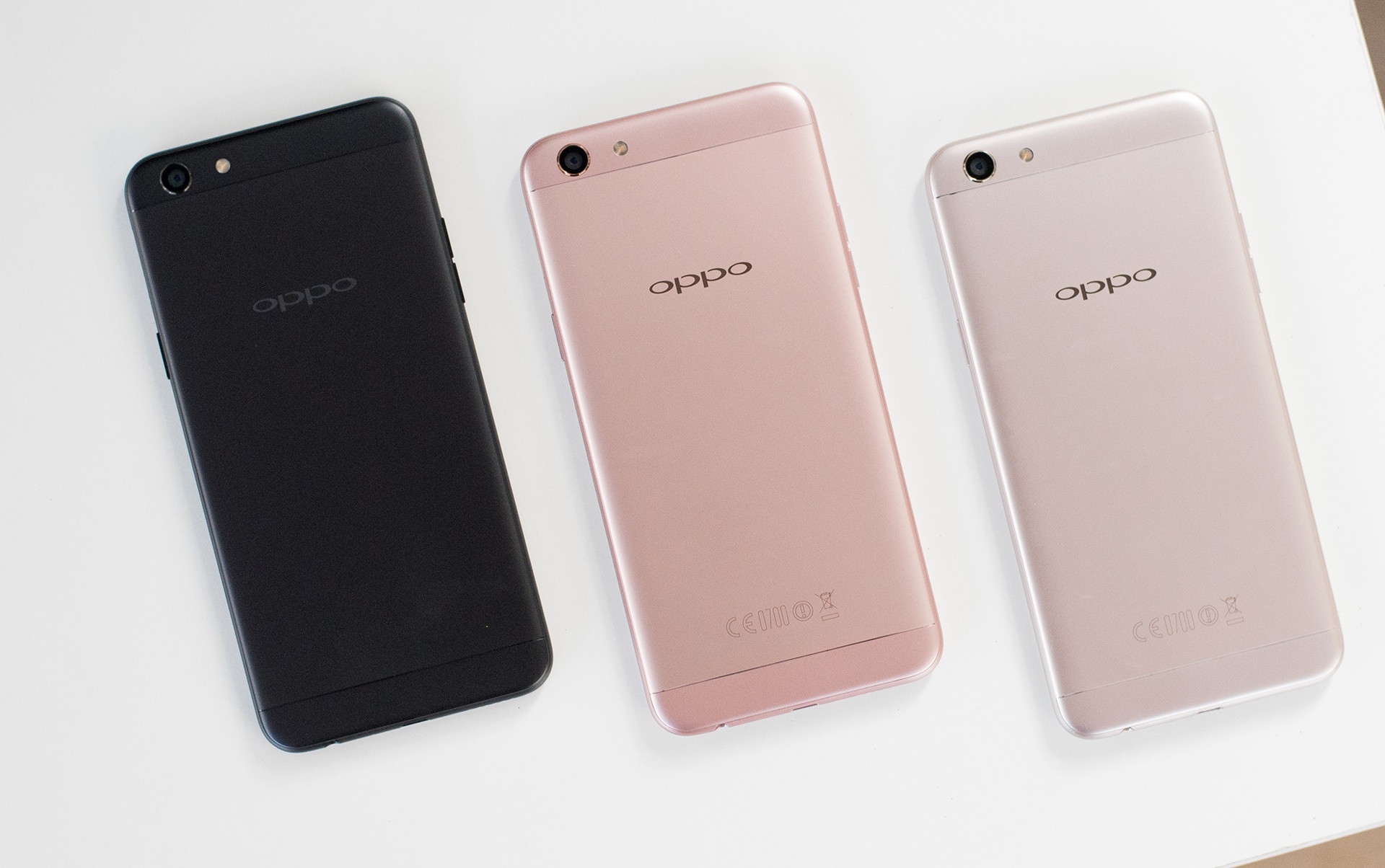 Oppo F3 giam gia nua trieu, them mau den nham hinh anh