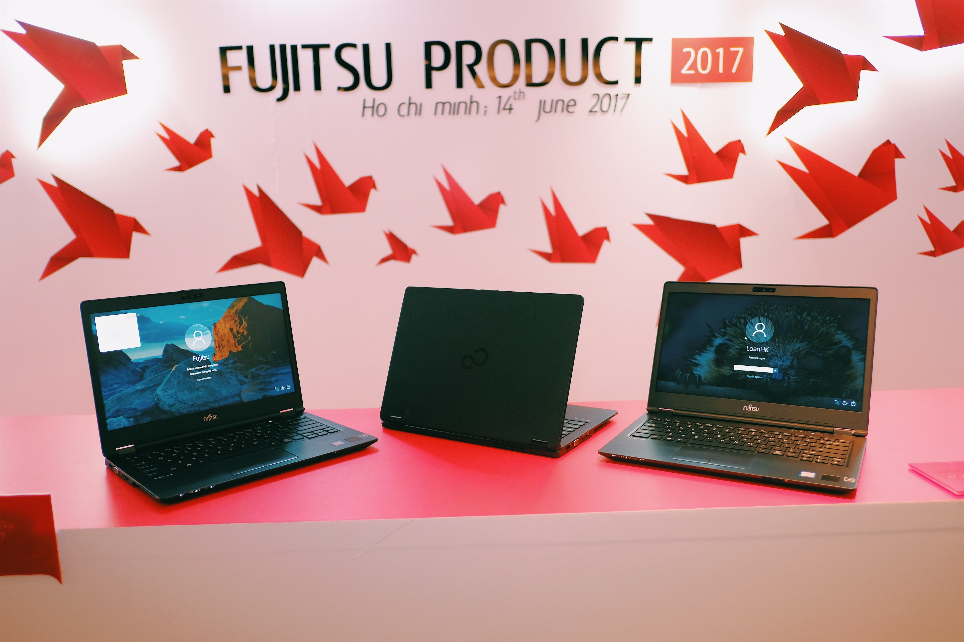 Laptop bao mat bang long ban tay, gan SIM 4G ve Viet Nam hinh anh