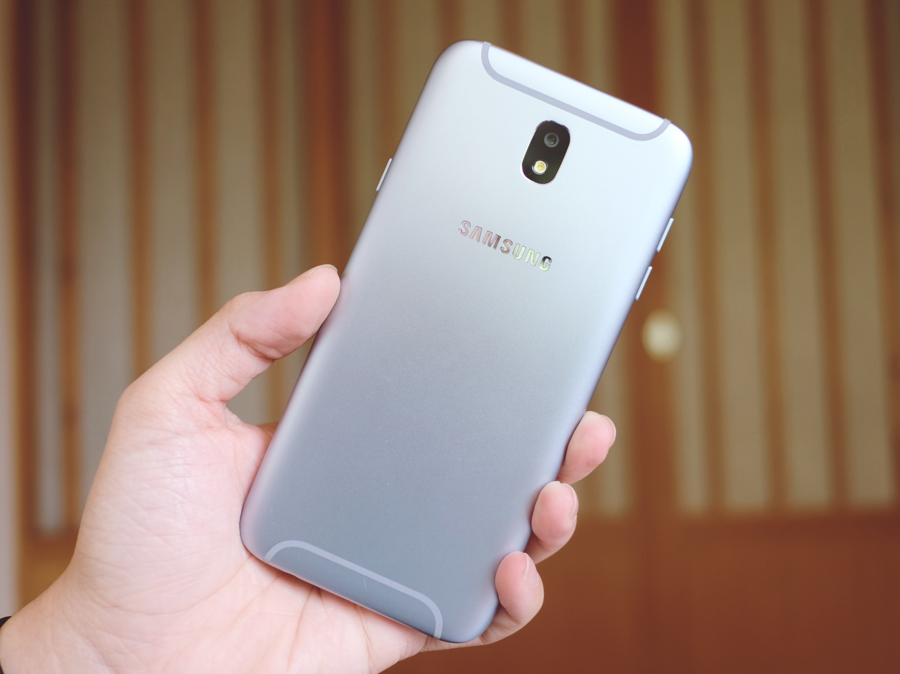 Anh thuc te Galaxy J7 Pro anh 3