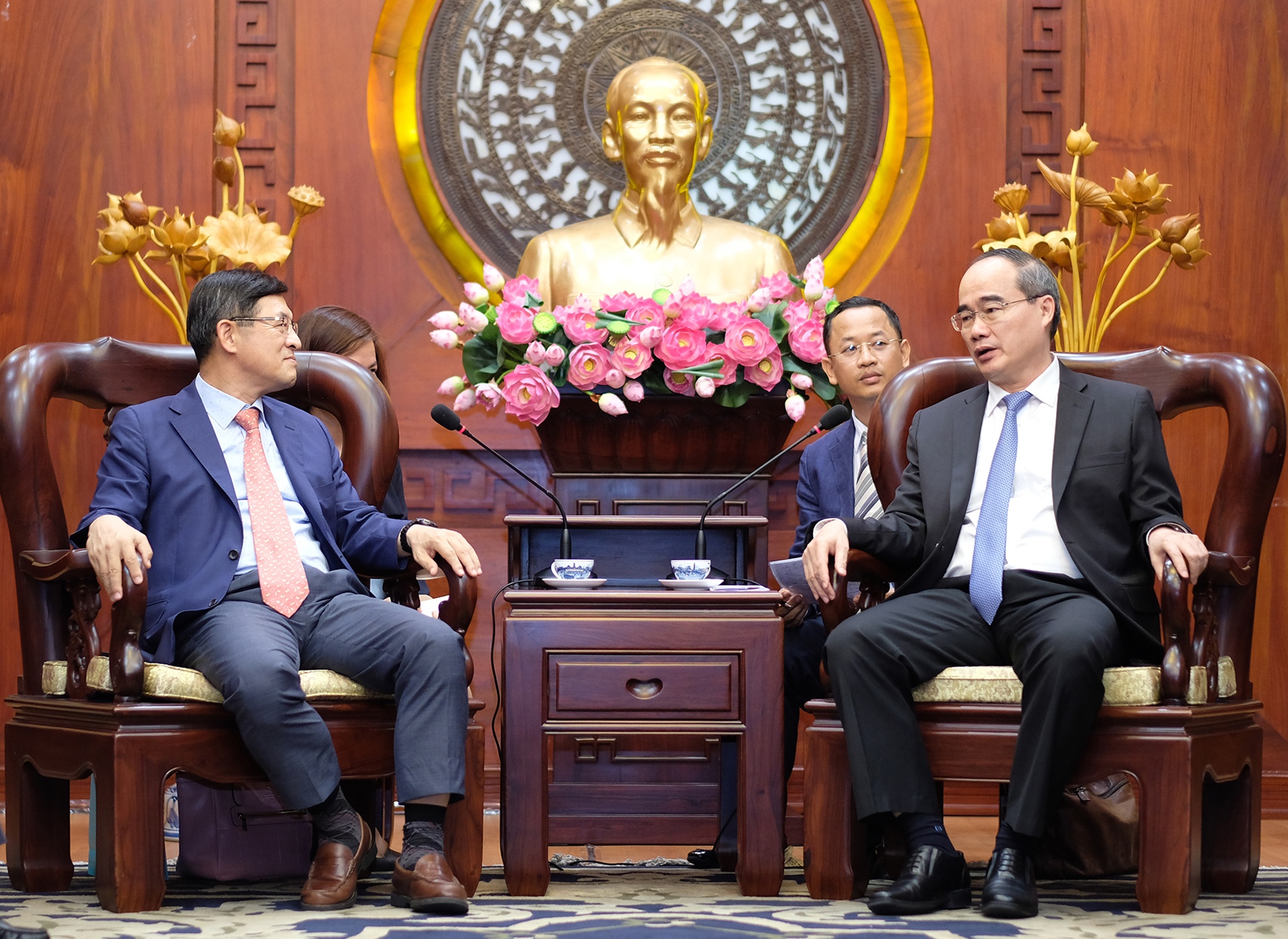 Bi thu TP.HCM: Can them doanh nghiep Viet san xuat cho Samsung hinh anh