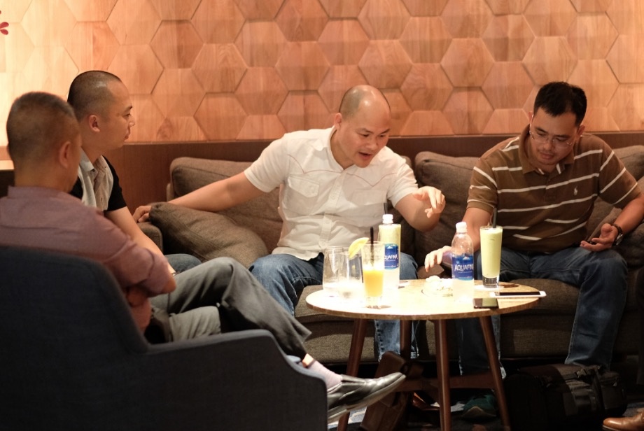 Ong Nguyen Tu Quang gap nha ban le ban viec ra mat Bphone 2 hinh anh