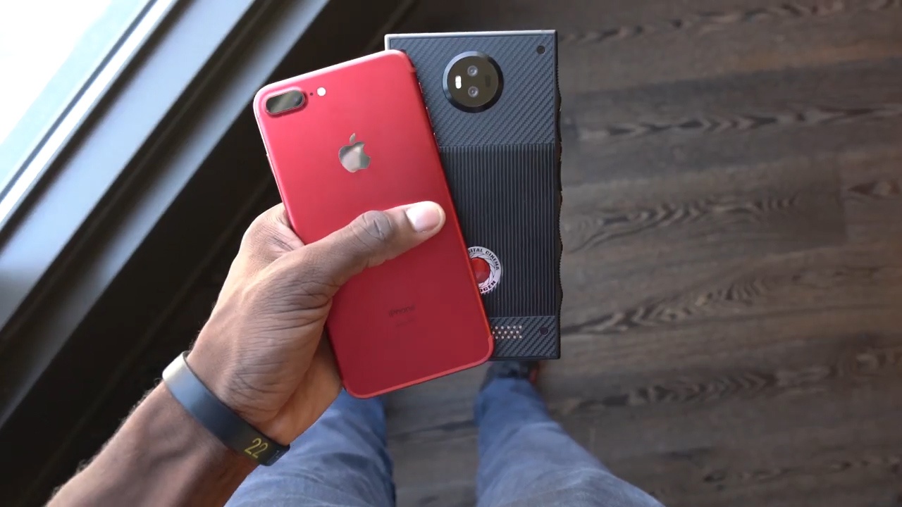 Smartphone den tu tuong lai, gia cao hon iPhone 7 hinh anh