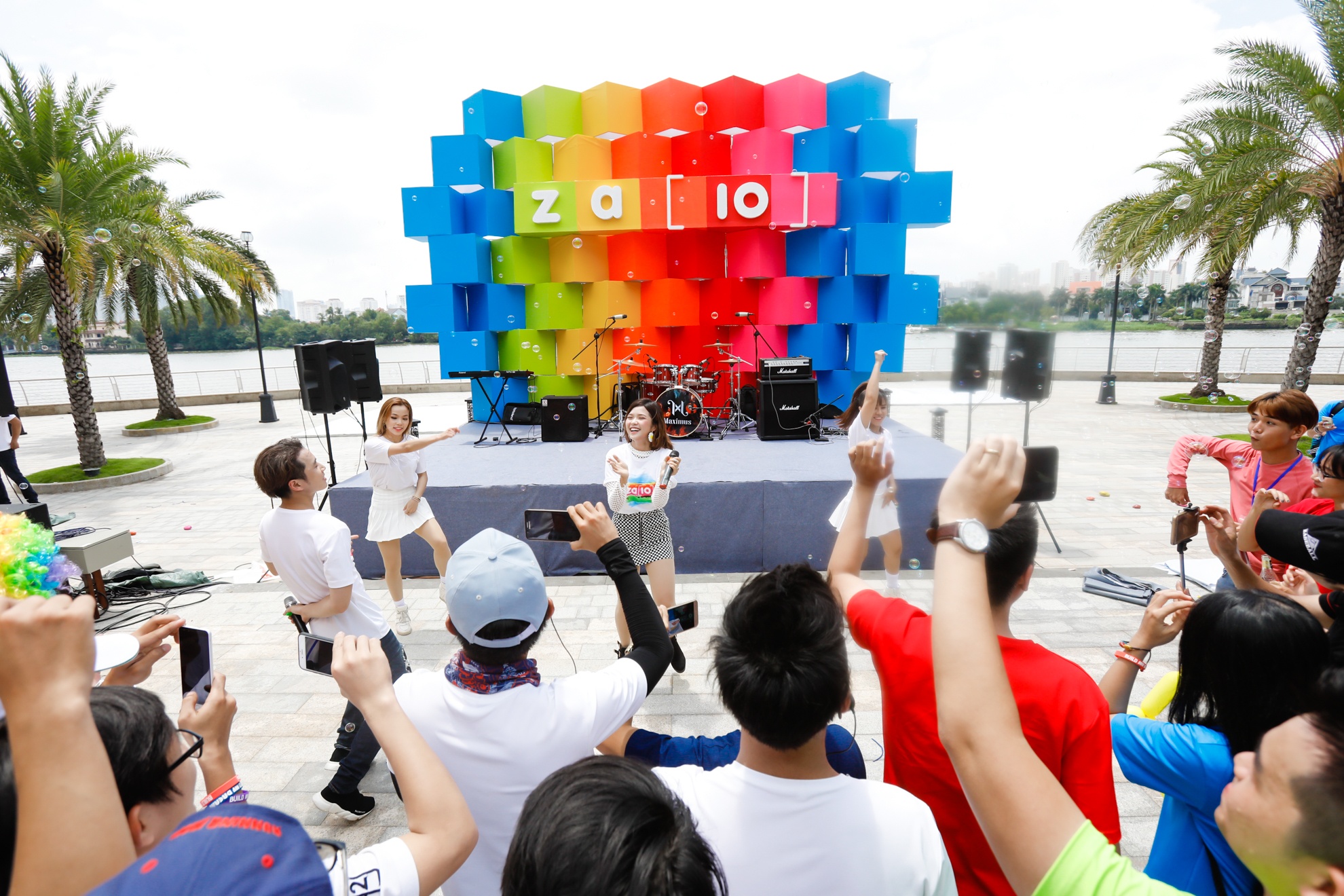 Le hoi sac mau Spectrum Zalo 10 nam anh 2