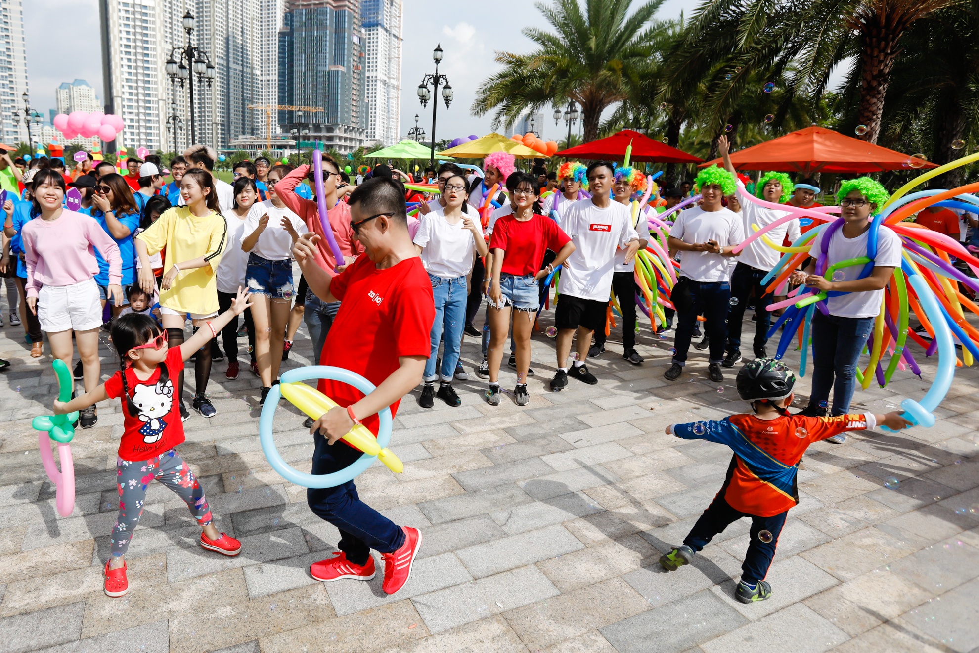 Le hoi sac mau Spectrum Zalo 10 nam anh 4