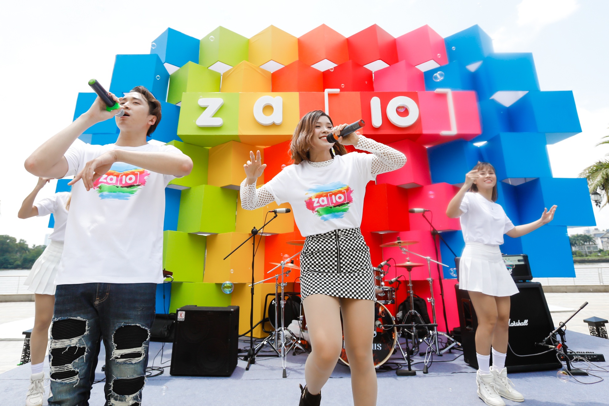 Le hoi sac mau Spectrum Zalo 10 nam anh 1