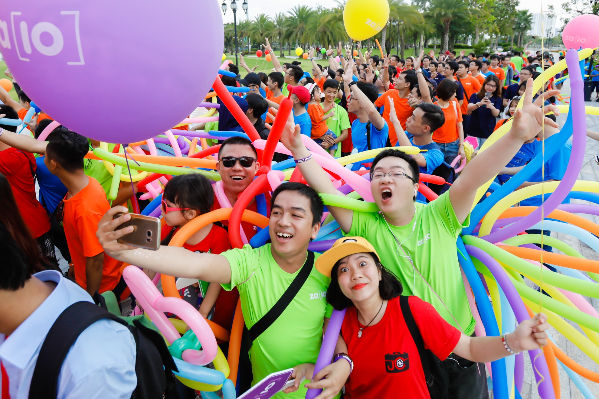 Le hoi sac mau Spectrum Zalo 10 nam anh 12