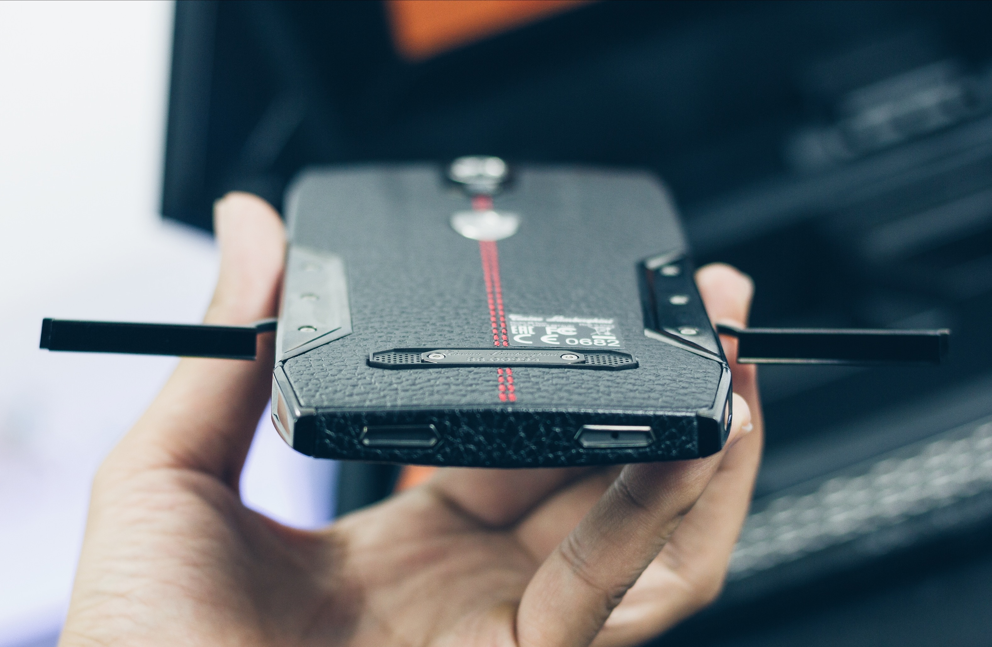 Smartphone Lamborghini cau hinh ngang Bphone gia 100 trieu o VN hinh anh