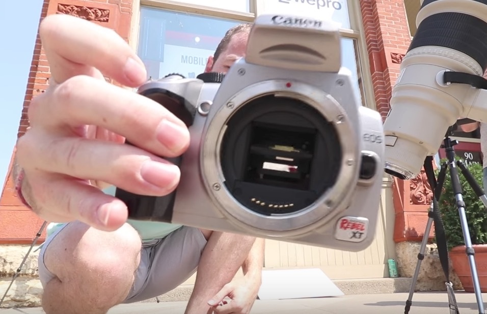 Cam bien may anh chay rui khi chup mat troi hinh anh