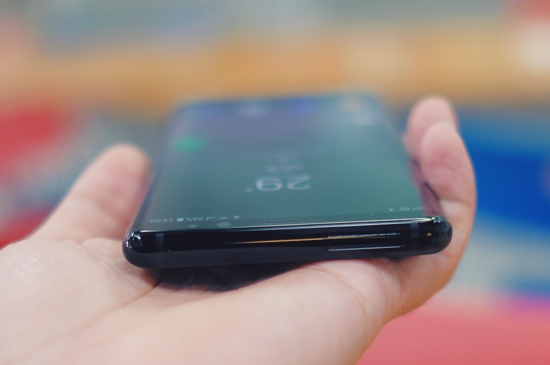 Mo hop Galaxy Note 8 sap len ke anh 8