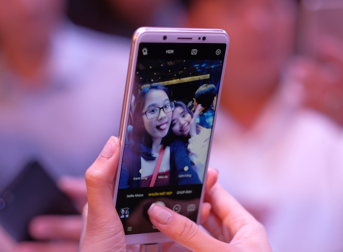 Smartphone voi camera truoc 24 MP co gia 7,9 trieu dong hinh anh