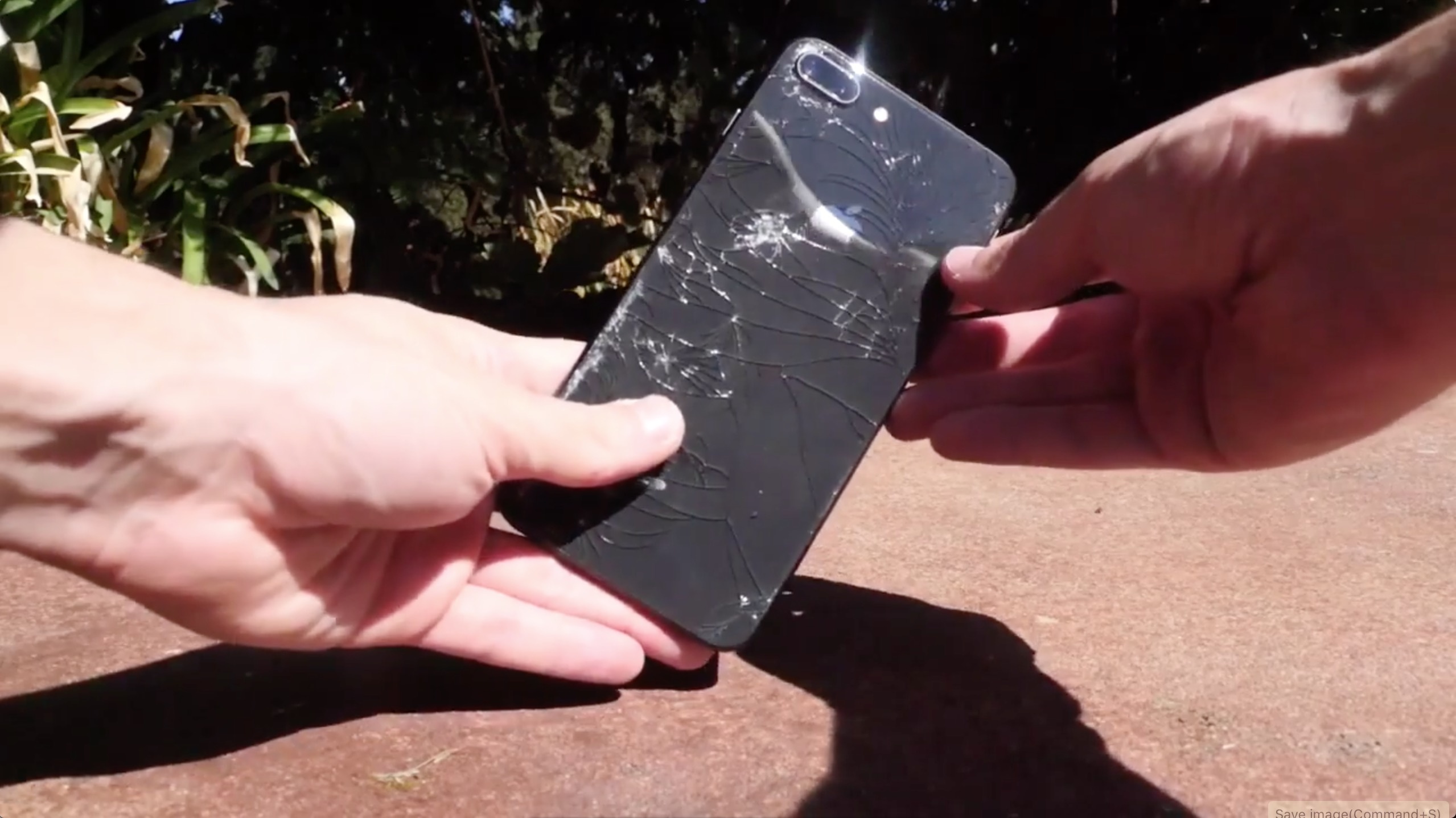 iPhone 8 Plus vo mat kinh trong lan roi dau tien hinh anh