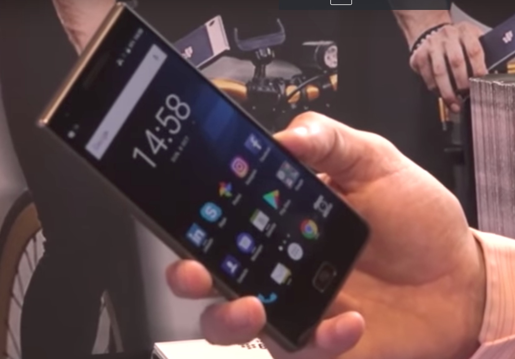 Video thuc te BlackBerry Motion tai Dubai hinh anh