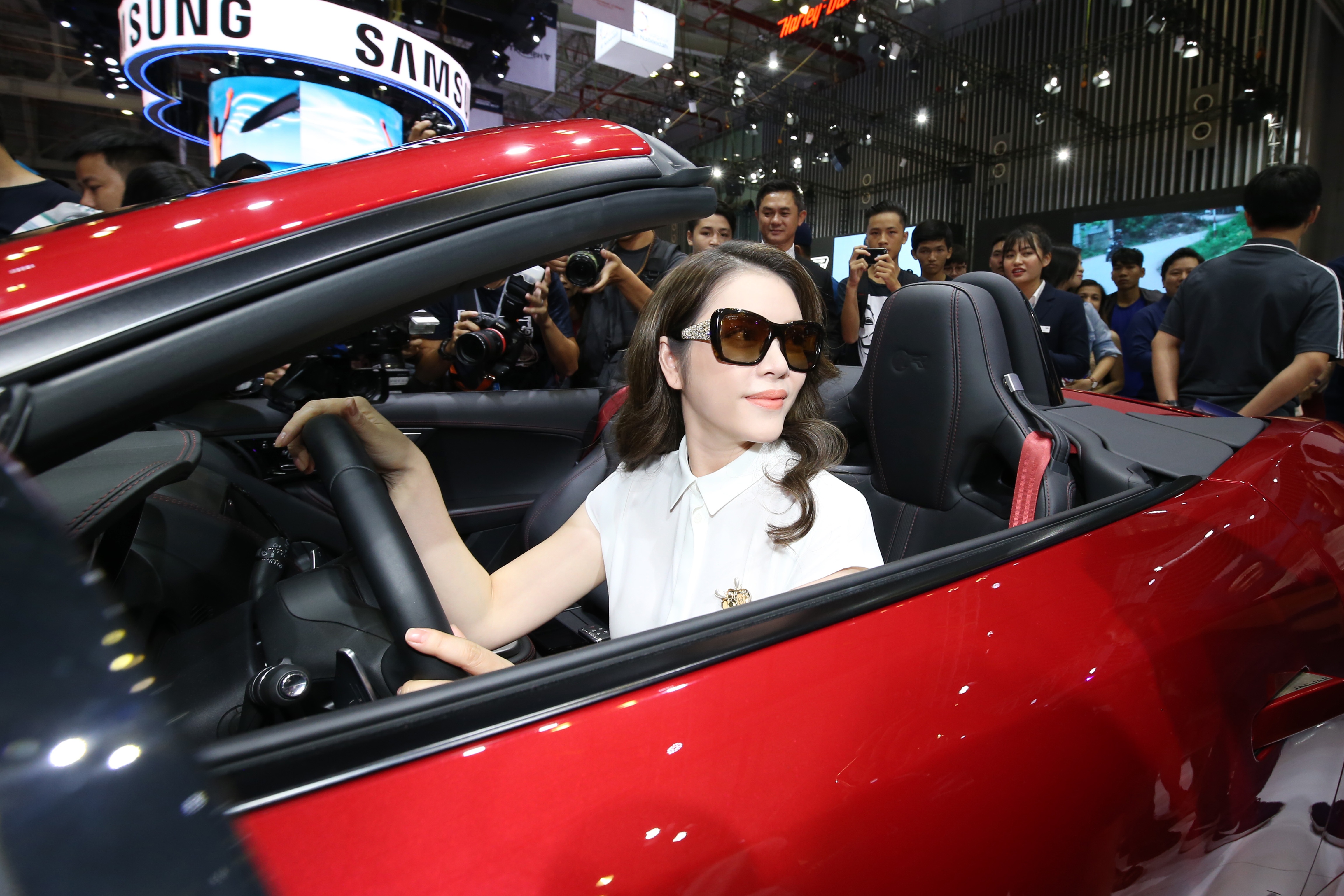 Lý Nhã Kỳ dùng điện thoại mua xe 12, 6 tỷ ảnh 1 Ly Nha Ky dung dien thoai mua xe 12, 6 ty anh 1