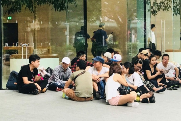Hang chuc nguoi Viet den Apple Store truoc 3 ngay de mua iPhone X hinh anh